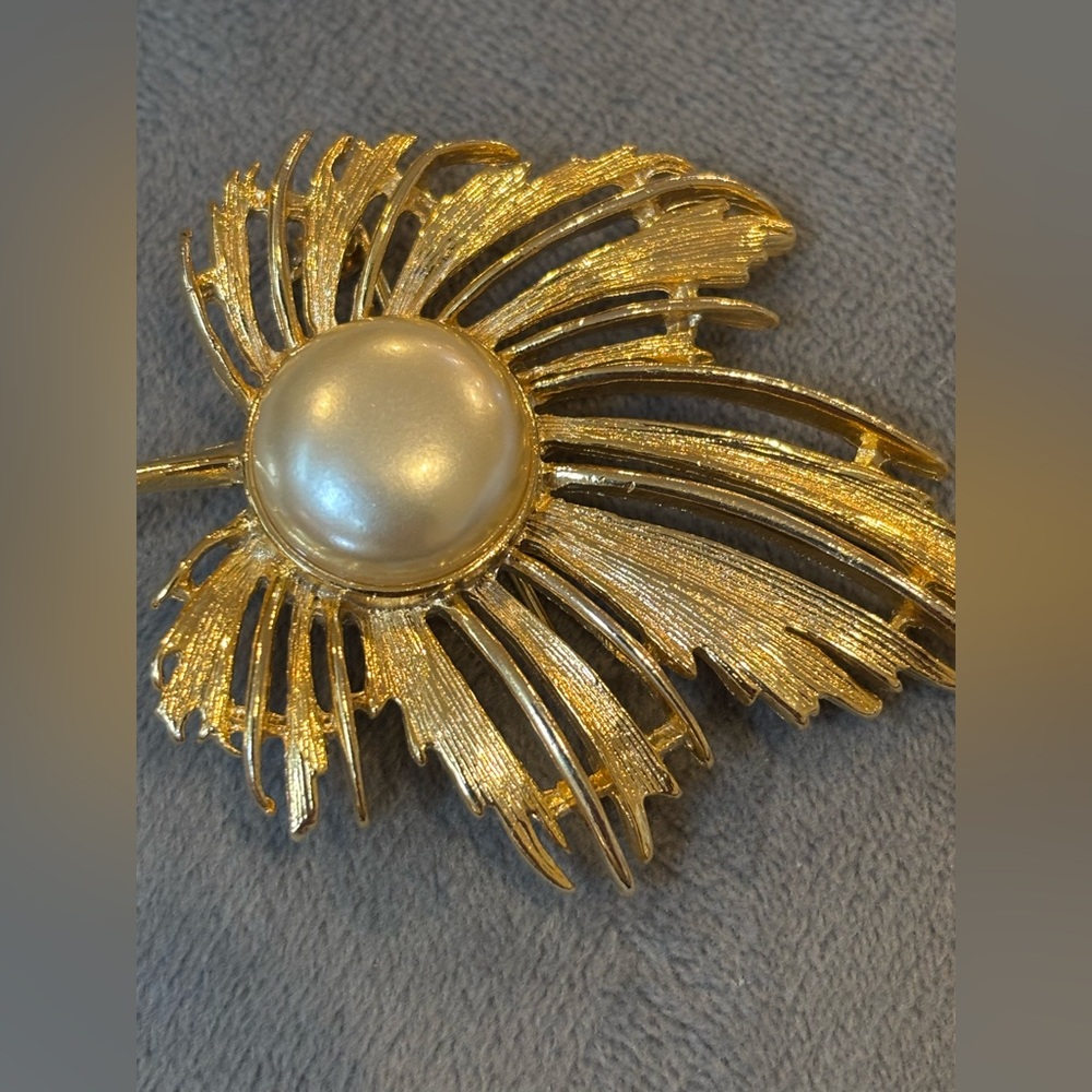 Vintage Gold Leaf Brooch with Faux-Pearl Accent and Perfect Back Pin Clasp/Lock - Picture 5 of 5
